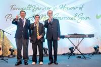 (From left) Prof. Rocky Tuan, Dr. Tzu-leung Ho and Prof. Fok Tai-fai propose a toast.